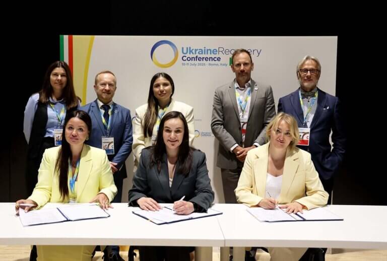 CORE, in collaboration with the Ukrainian Ministry of Economy, pose for a photo of the signing of the agreement.