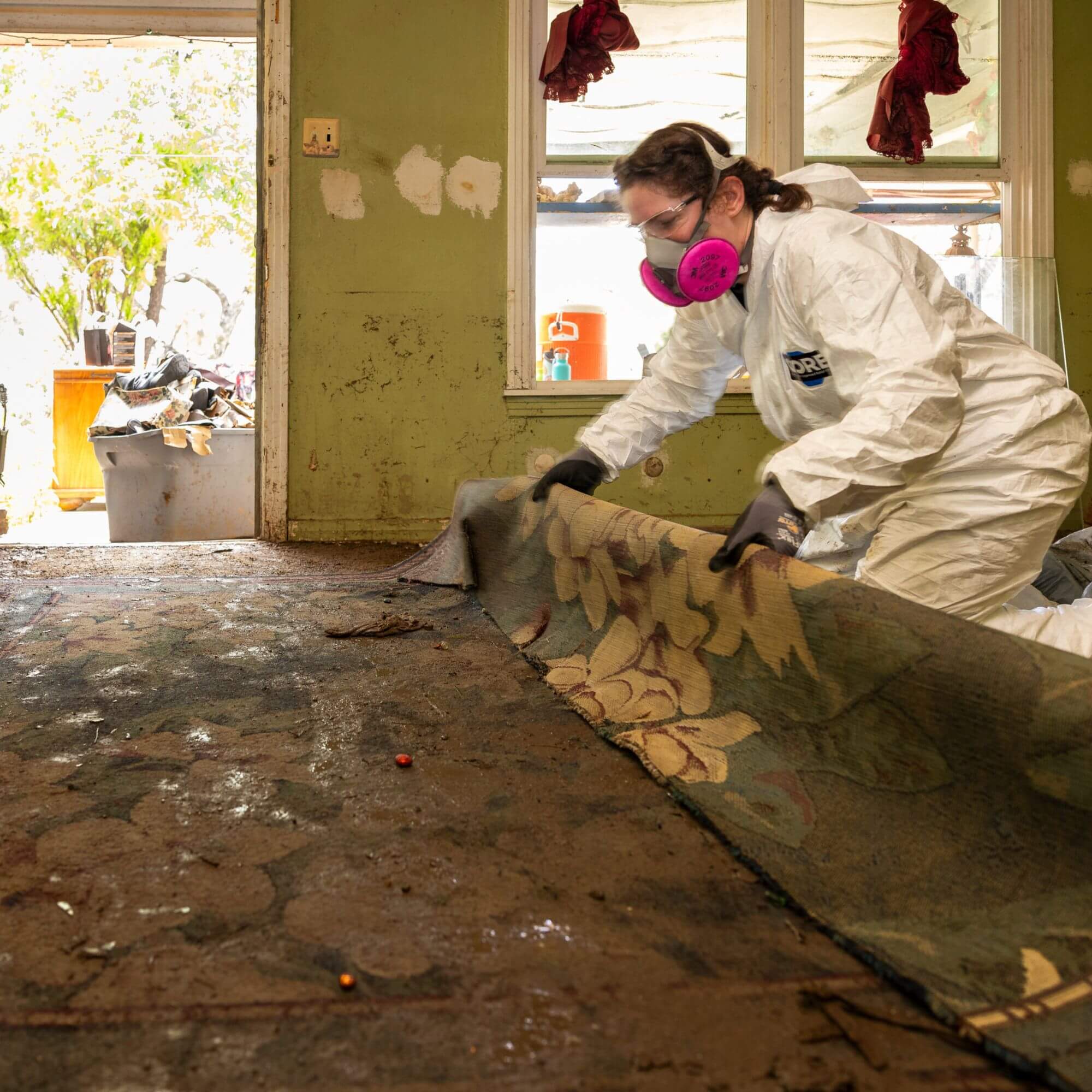 TX floods_muckgut 2_ staff rips muddy carpet
